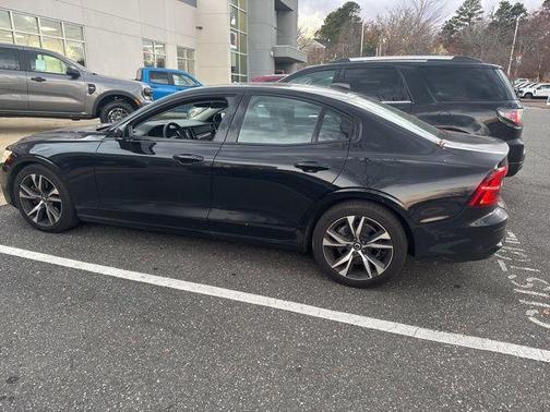 2024 Volvo S60 B5 Plus Dark Theme