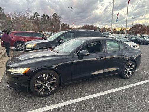 2024 Volvo S60 B5 Plus Dark Theme