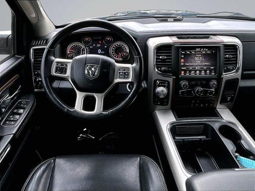 Brilliant Black Crystal Pearlcoat 2017 RAM 1500 Laramie
