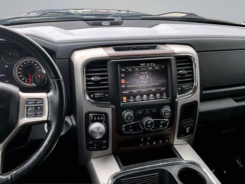 Brilliant Black Crystal Pearlcoat 2017 RAM 1500 Laramie