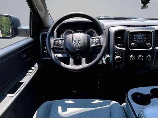 Brilliant Black Crystal Pearlcoat 2018 RAM 1500 Express