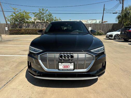 2022 Audi e-tron Premium Plus