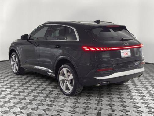 Mythos Black Metallic 2026 Audi Q5 Premium Plus TFSI quattro S tronic