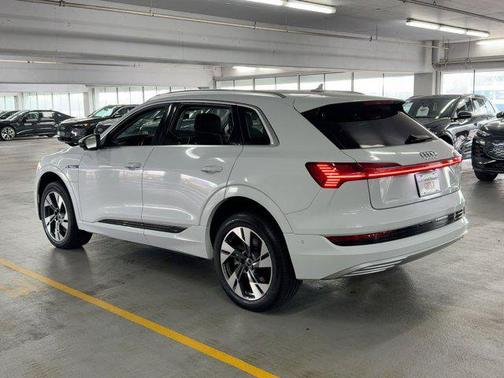 2022 Audi e-tron Premium Plus