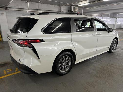 2021 Toyota Sienna XLE 8 Passenger