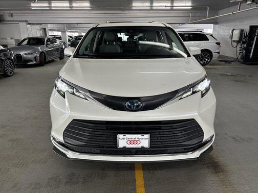 2021 Toyota Sienna XLE 8 Passenger