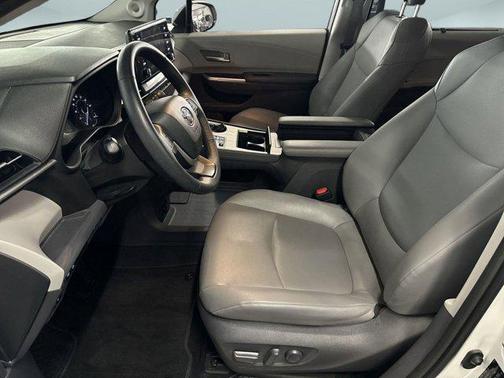 2021 Toyota Sienna XLE 8 Passenger