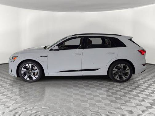 Glacier White Metallic 2021 Audi e-tron Premium
