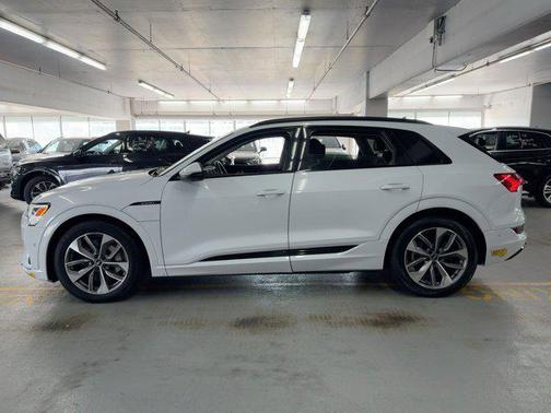 2021 Audi e-tron Premium Plus