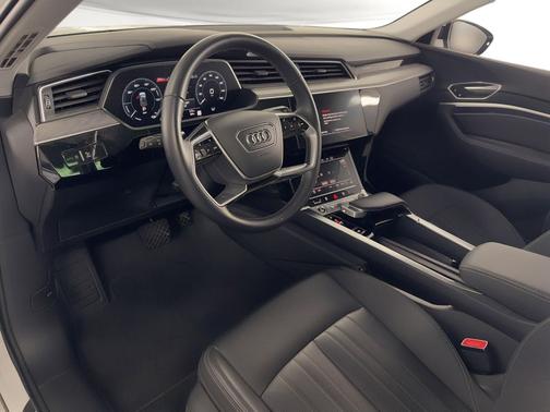 Glacier White Metallic 2022 Audi e-tron Premium Plus