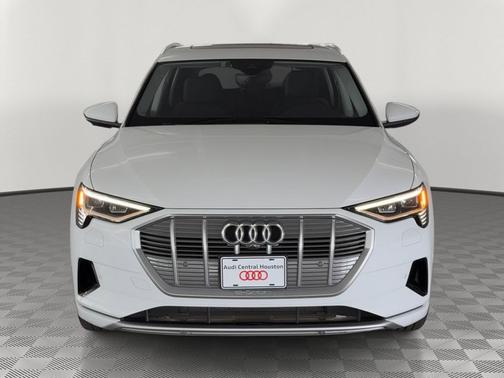 Glacier White Metallic 2022 Audi e-tron Premium Plus