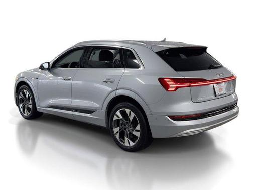 2022 Audi e-tron Premium Plus