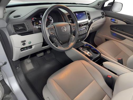 Lunar Silver Metallic 2017 Honda Pilot Touring