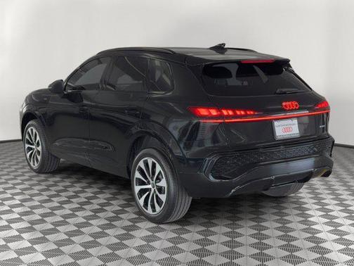 Mythos Black Metallic 2026 Audi Q3 TFSI quattro S tronic