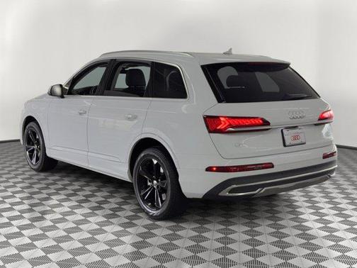 Glacier White Metallic 2023 Audi Q7 55 Premium