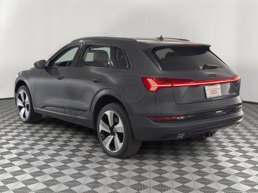 2022 Audi e-tron Premium Plus