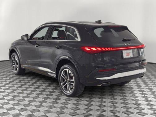 Mythos Black Metallic 2025 Audi Q5 Premium Plus TFSI quattro S tronic