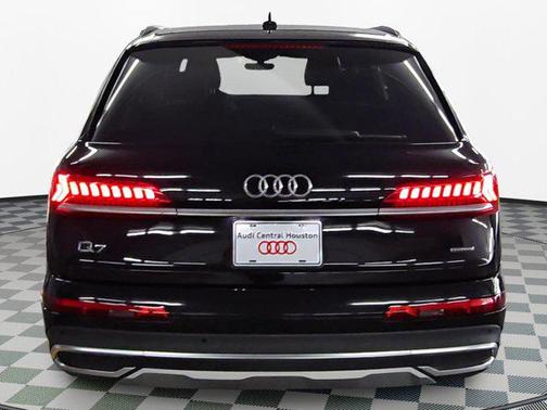 2023 Audi Q7 45 Premium Plus