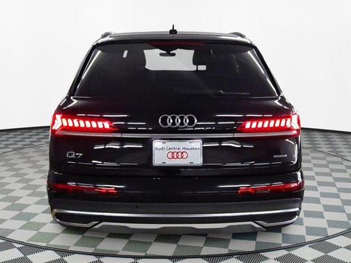 2023 Audi Q7 45 Premium Plus