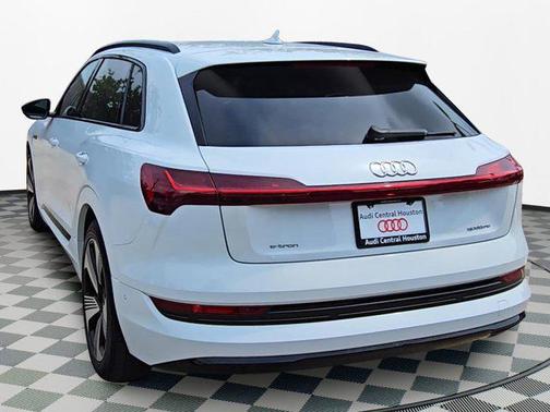 2022 Audi e-tron Premium Plus