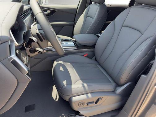 Daytona Gray Pearl Effect 2026 Audi Q7 55 Premium Plus