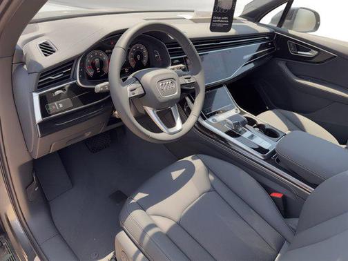 Daytona Gray Pearl Effect 2026 Audi Q7 55 Premium Plus