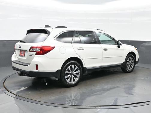 Crystal White Pearl 2017 Subaru Outback 3.6R Touring