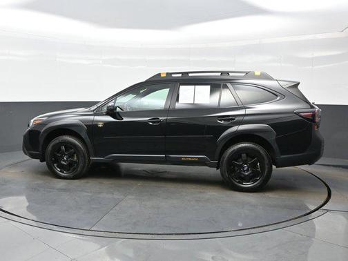 Crystal Black Silica 2022 Subaru Outback Wilderness