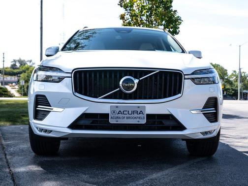 2022 Volvo XC60 B5 Momentum