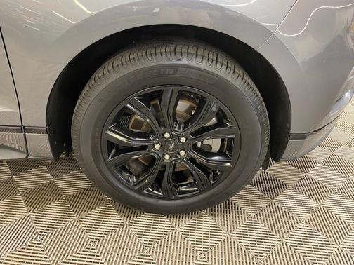 Gray Metallic 2022 Ford Edge SE