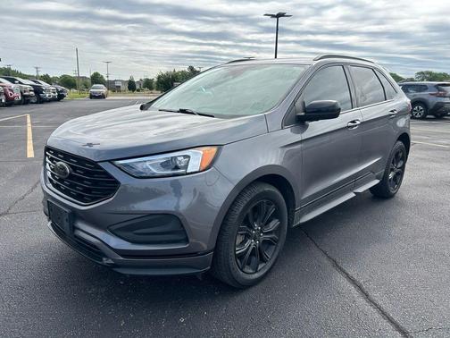 Gray Metallic 2022 Ford Edge SE