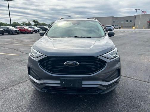 Gray Metallic 2022 Ford Edge SE