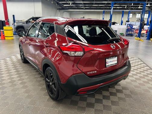 Cayenne Red Metallic 2019 Nissan Kicks SR