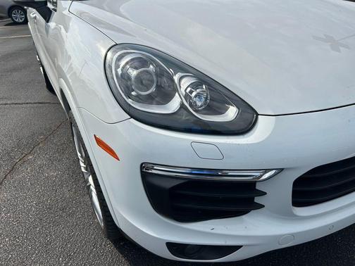White 2018 Porsche Cayenne