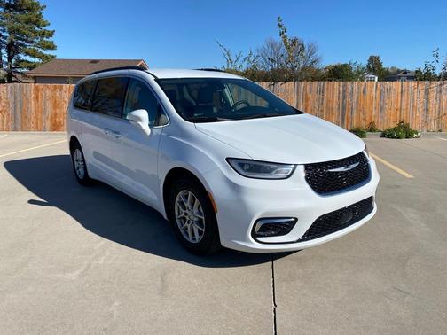 2022 Chrysler Pacifica Touring-L