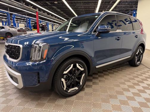 Midnight 2023 Kia Telluride EX