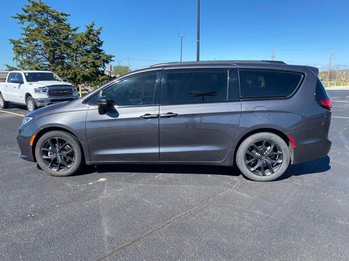 2022 Chrysler Pacifica Touring-L