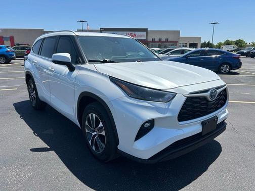 White 2024 Toyota Highlander Hybrid XLE