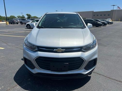 Silver Ice Metallic 2021 Chevrolet Trax LS