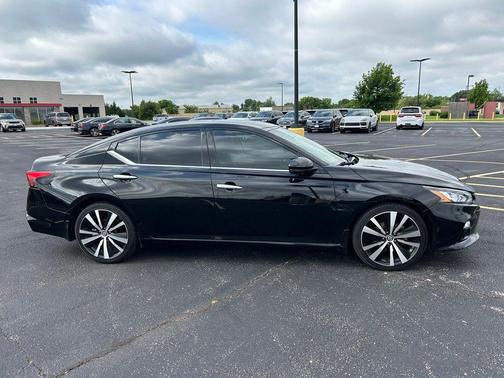 Super Black Clearcoat 2020 Nissan Altima 2.5 Platinum