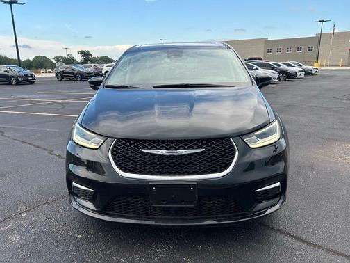 Brilliant Black Crystal Pearlcoat 2023 Chrysler Pacifica Hybrid Touring L