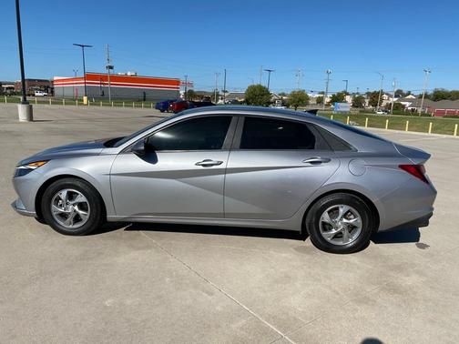 2021 Hyundai ELANTRA SE