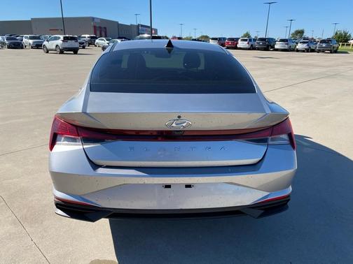 2021 Hyundai ELANTRA SE