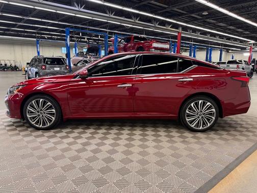 Scarlet 2023 Nissan Altima 2.5 SL