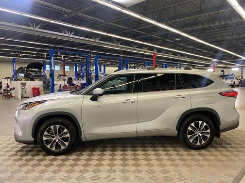 Celestial Silver Metallic 2021 Toyota Highlander Hybrid XLE