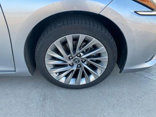 2023 Lexus ES 300h Luxury