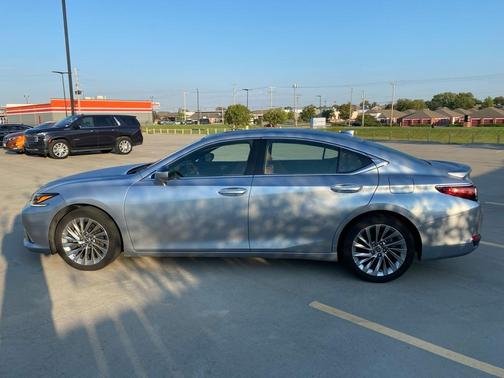 2023 Lexus ES 300h Luxury
