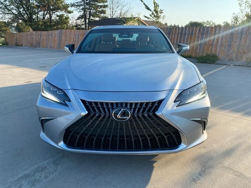 2023 Lexus ES 300h Luxury