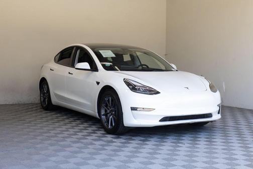 Pearl White Multi-Coat 2023 Tesla Model 3 Standard Range