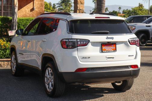 Bright White Clearcoat 2024 Jeep Compass Latitude